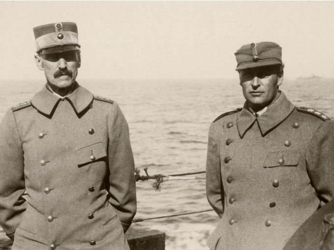 Kong Haakon og Kronprins Olav på dekk under overfarten til England. Foto: Nikolai Ramm Østgaard, De kongelige samlinger.